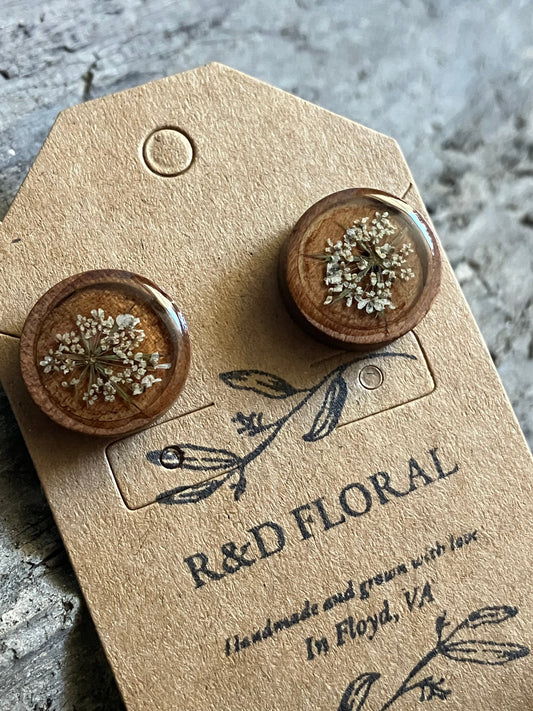 Floral jewelry featuring Queen Anne’s in resin